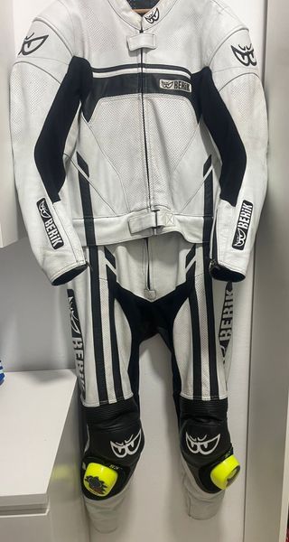 Mono de moto Berik deportivo blanco y negro