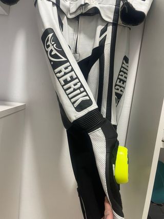 Mono de moto Berik deportivo blanco y negro