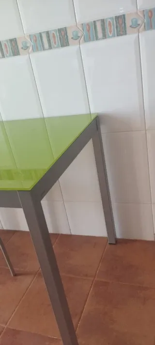 Mesa de cocina cristal verde y metal
