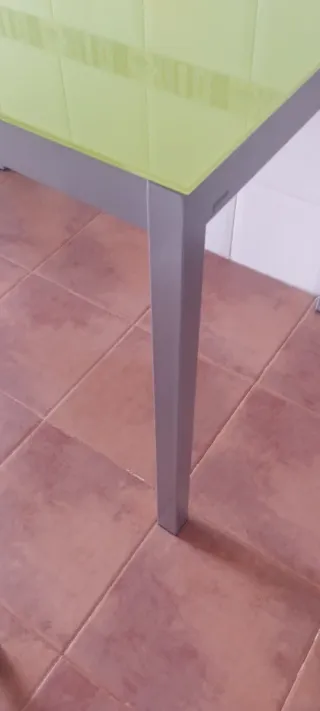 Mesa de cocina cristal verde y metal