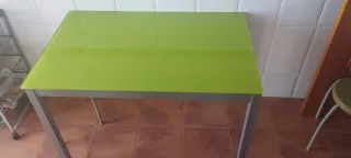 Mesa de cocina cristal verde y metal