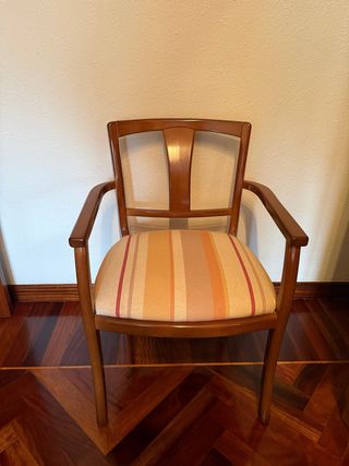 Silla de madera con asiento estampado