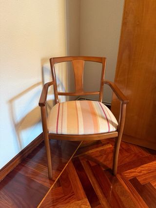 Silla de madera con asiento estampado