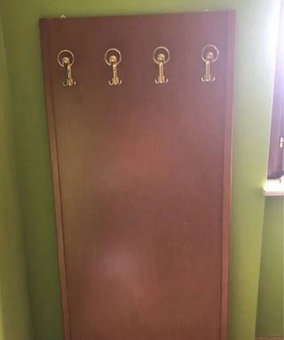 Appendiabiti in legno con ganci dorati