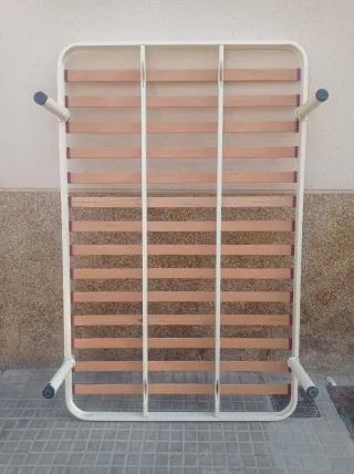 Somier de láminas beige y rojo
