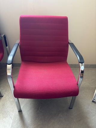 Sillón de oficina rojo y plateado