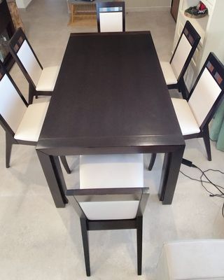 Mesa extensible wengué y 6 sillas a juego