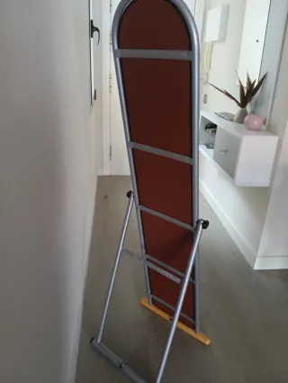 Espejo de pie con marco plateado y base de madera