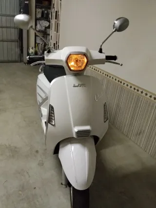 Ciclomotor Scooter Blanco UM CHILL 50/ año 2022.