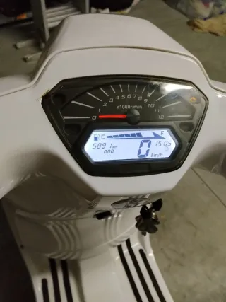 Ciclomotor Scooter Blanco UM CHILL 50/ año 2022.