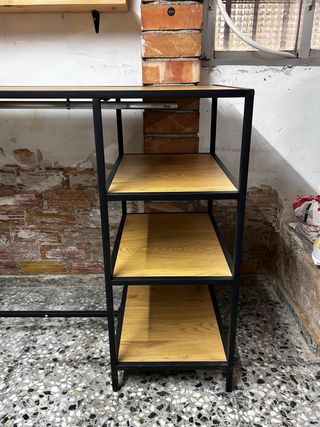 Mesa alta JYSK TRAPPEDAL con estantes