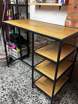 Mesa alta JYSK TRAPPEDAL con estantes