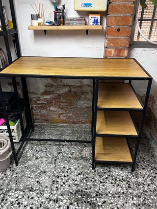 Mesa alta JYSK TRAPPEDAL con estantes