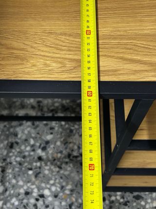 Mesa alta JYSK TRAPPEDAL con estantes