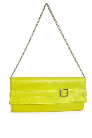 Bolso amarillo con cadena y hebilla