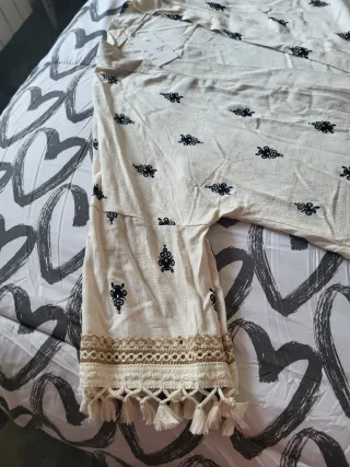 Chaqueta beige con bordados y flecos