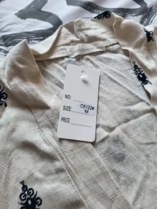 Chaqueta beige con bordados y flecos