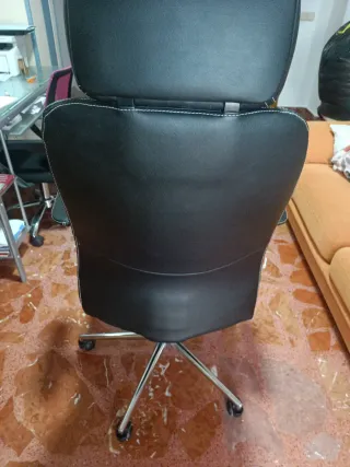Silla de escritorio negra, piel sintética