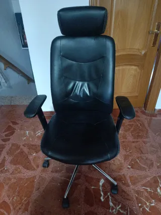 Silla de escritorio negra, piel sintética
