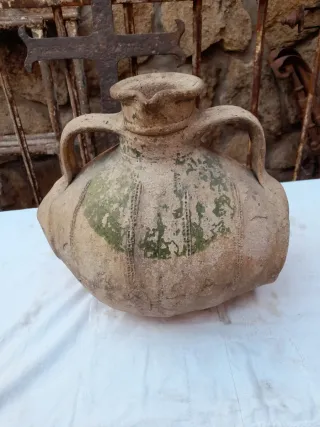 Cántaro antiguo de barro