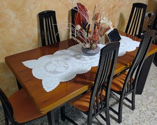 Mesa de comedor de madera