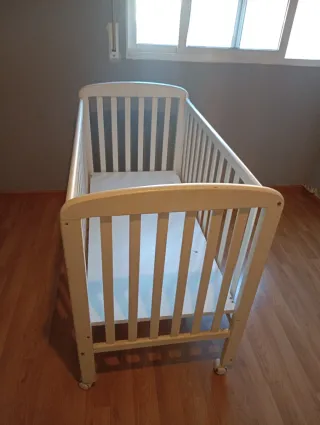 Cuna de bebé blanca motivo de viaje