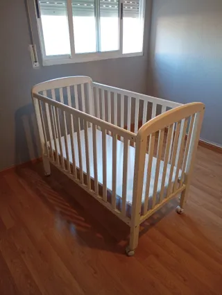 Cuna de bebé blanca motivo de viaje