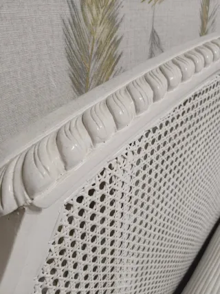 Cabecero de madera y mimbre blanco