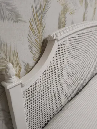 Cabecero de madera y mimbre blanco