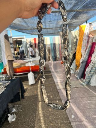 Collar largo beige y dorado