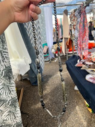 Collar largo beige y dorado