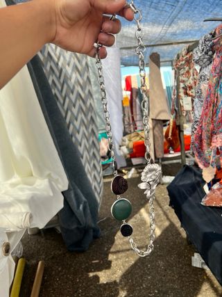 Collar largo beige y dorado