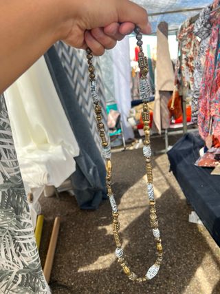 Collar largo beige y dorado