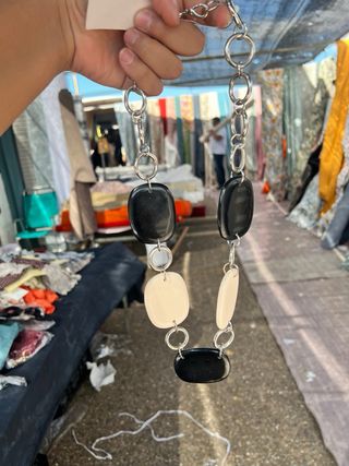 Collar largo beige y dorado