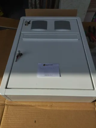 Cassetta postale bianca con serratura