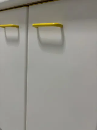 Muebles de cocina blancos y amarillos