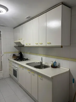 Muebles de cocina blancos y amarillos