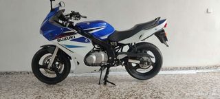 Suzuki sportbike azul y blanco