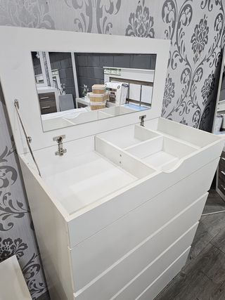 Cómoda blanca con espejo