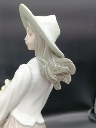 Figura Nao Porcelana Mujer con Sombrero