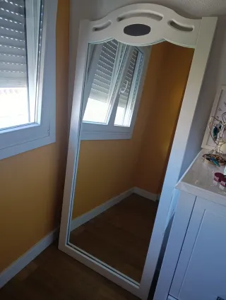 Espejo de madera blanco