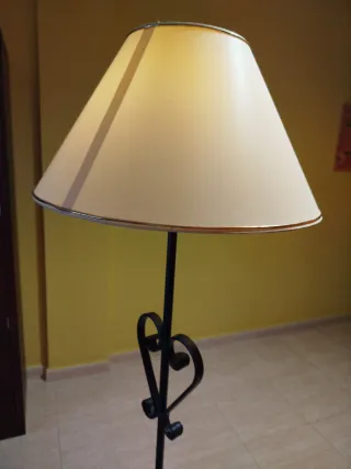 Lámpara de pie forja corazón