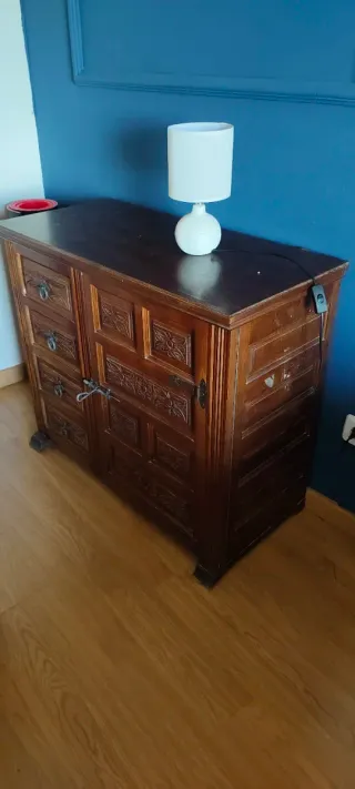 Mueble de madera tallada