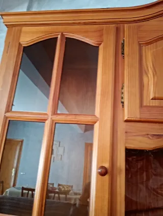 Mueble de comedor de madera y cristal