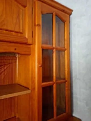 Mueble de comedor de madera y cristal