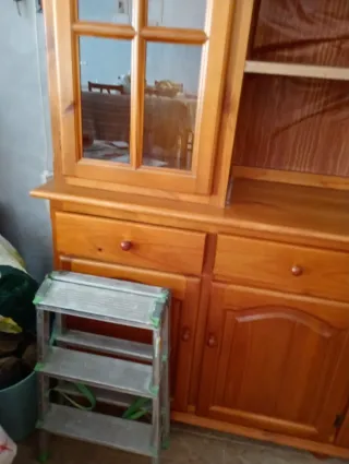 Mueble de comedor de madera y cristal