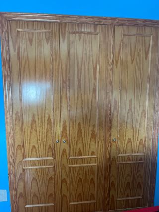 Puertas de armario de madera.