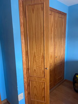 Puertas de armario de madera.