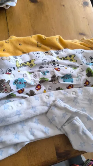 Lote 15 pijamas + 2 gorros 0/1 mes