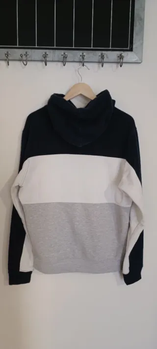 Sudadera con capucha de color negro blanco y gris